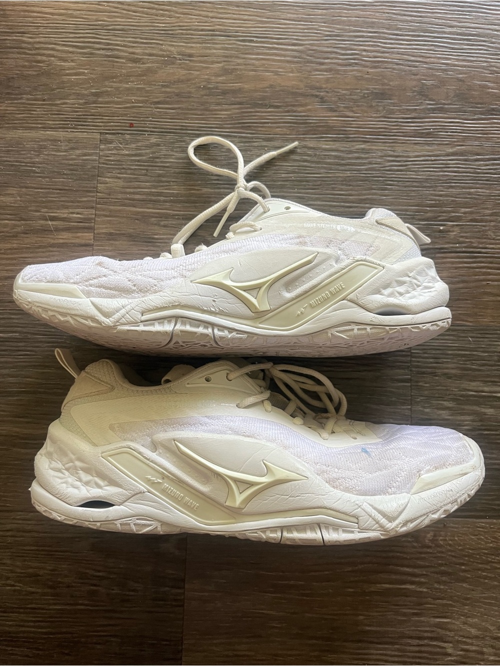 Mizuno Women's Cream/White volleyball  Sneakers